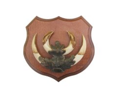 Podložka pod trofej č.361 - kaštan + bronzové litinové krytí