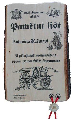 Pamětní plaketa k výročí založení sboru č.795 na desce s kůrou