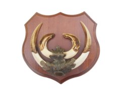 Podložka pod trofej č.362 - kaštan + bronzové litinové krytí